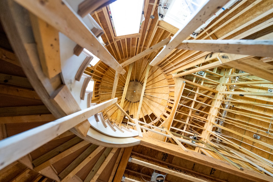 a-wooden-ceiling-with-a-fan-ffjcnqzbufq